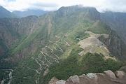 pohled z Wayňa Picchu na Machu Picchu